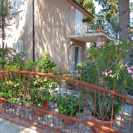 Adrienn Apartments Стари Град Екстериор снимка