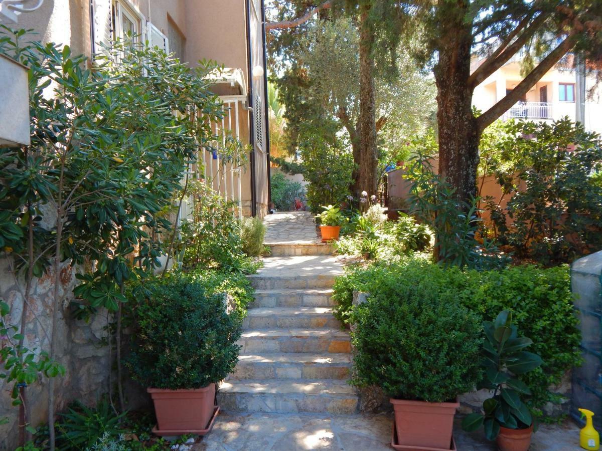 Adrienn Apartments Стари Град Екстериор снимка